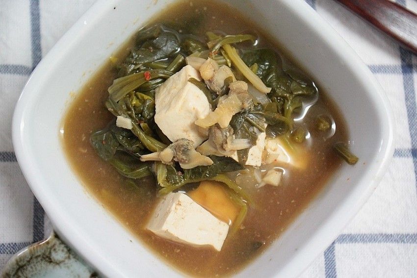 Sigeumchi Doenjang Guk (Spinach Soybean-Paste Soup)